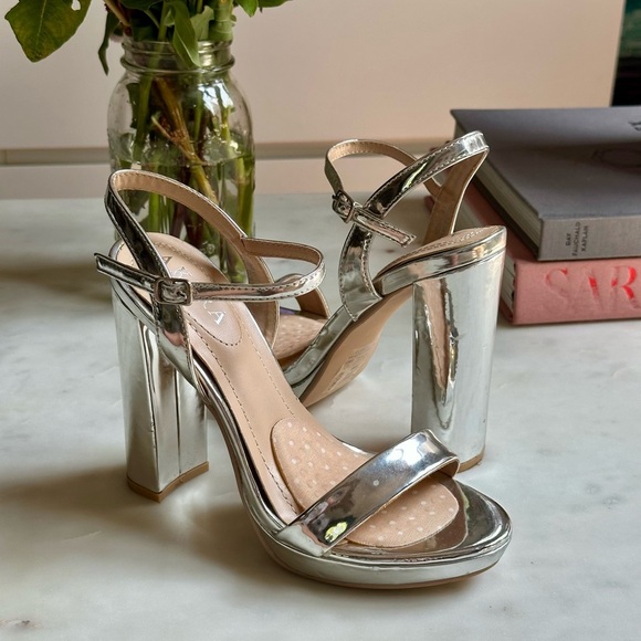 Akira Silver Heels - Picture 1 of 6